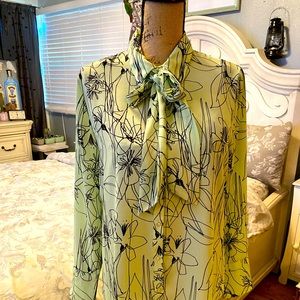 Beautiful bow green blouse 💚✨